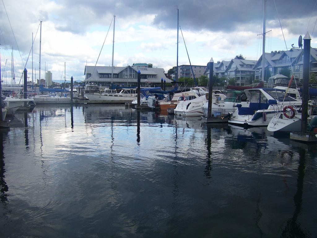 At Nautica Tigh Private Keypad Entrances Bed & Breakfast Qualicum Beach Exterior photo