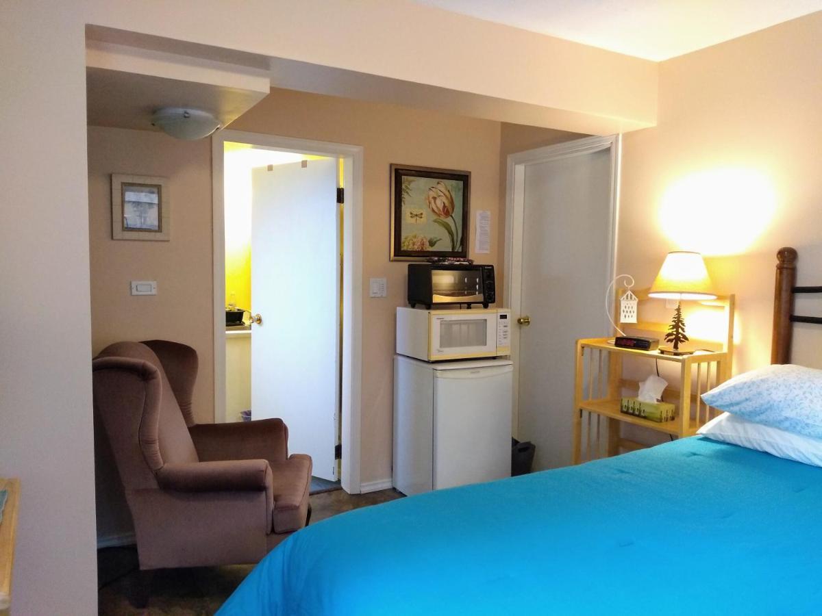At Nautica Tigh Private Keypad Entrances Bed & Breakfast Qualicum Beach Exterior photo