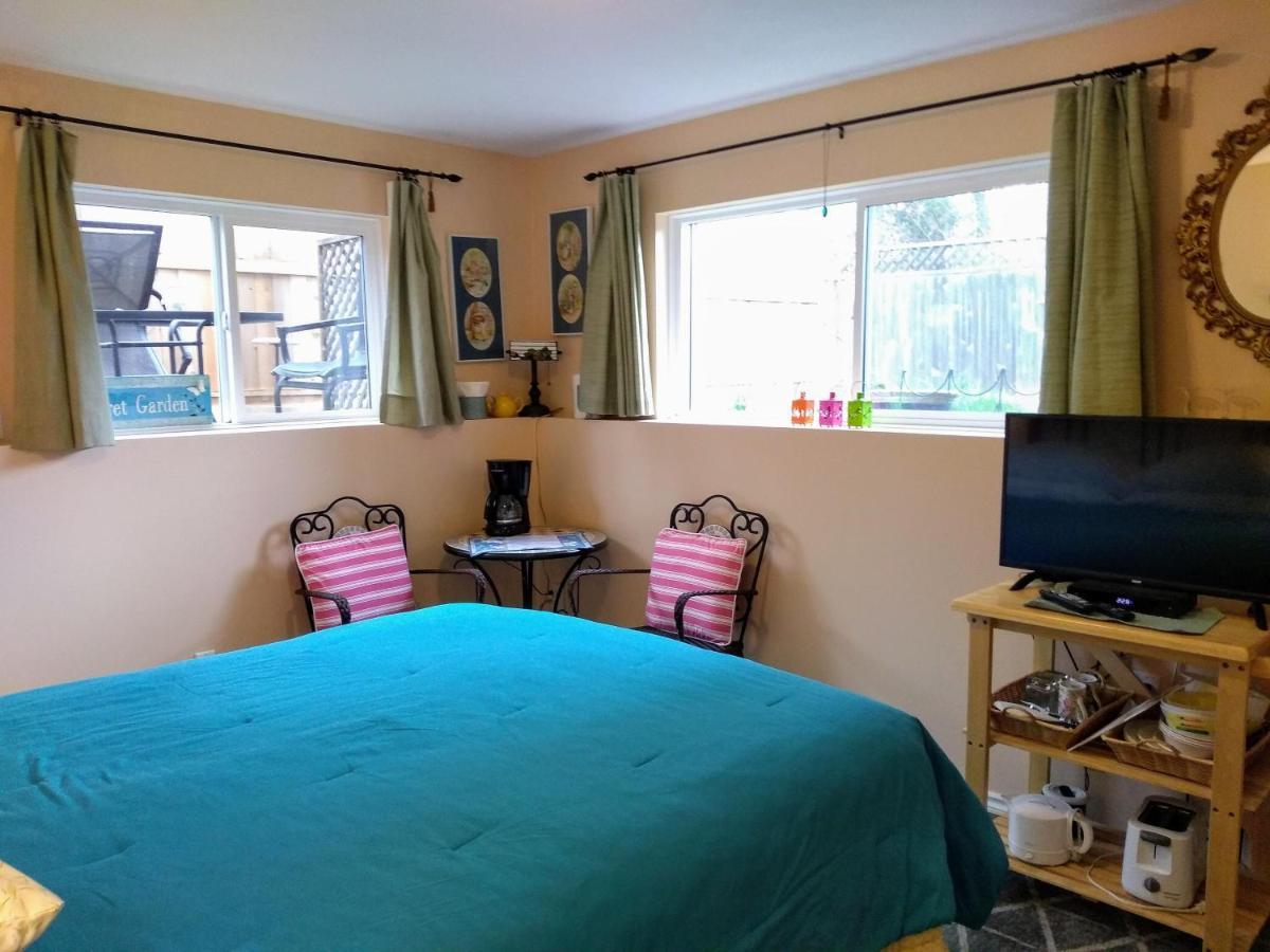 At Nautica Tigh Private Keypad Entrances Bed & Breakfast Qualicum Beach Exterior photo