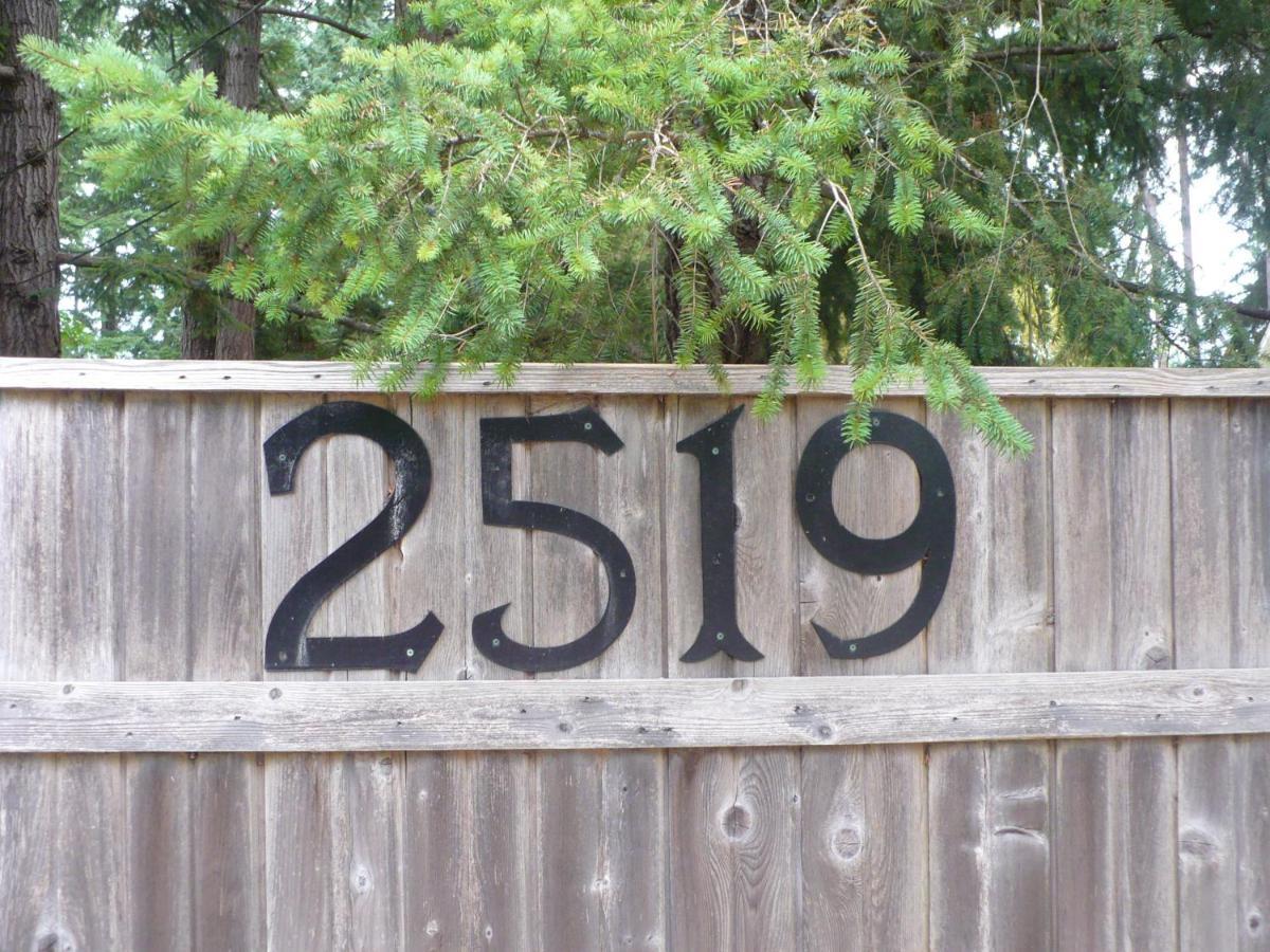 At Nautica Tigh Private Keypad Entrances Bed & Breakfast Qualicum Beach Exterior photo