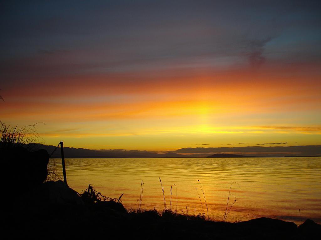 At Nautica Tigh Private Keypad Entrances Bed & Breakfast Qualicum Beach Exterior photo