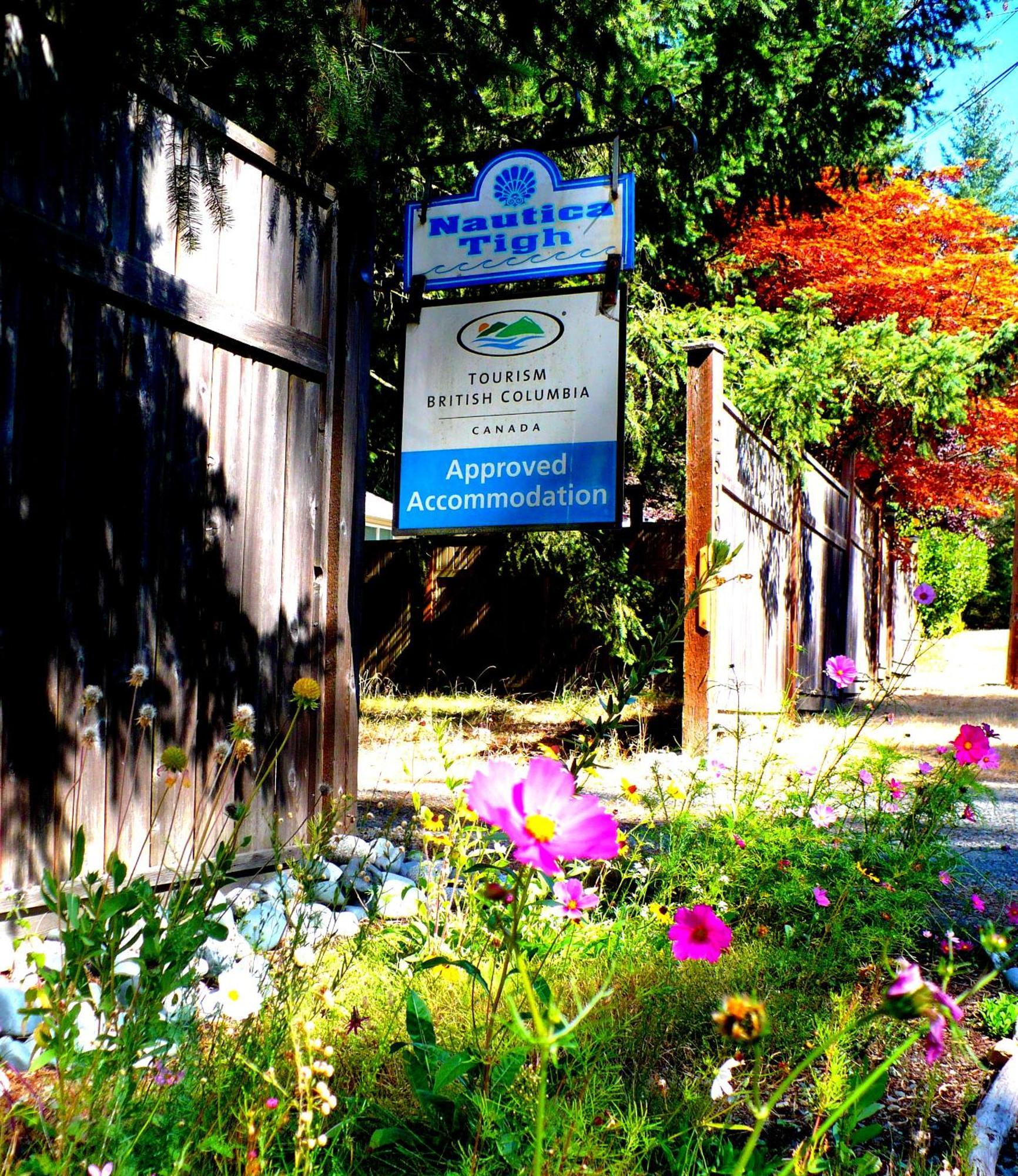 At Nautica Tigh Private Keypad Entrances Bed & Breakfast Qualicum Beach Exterior photo