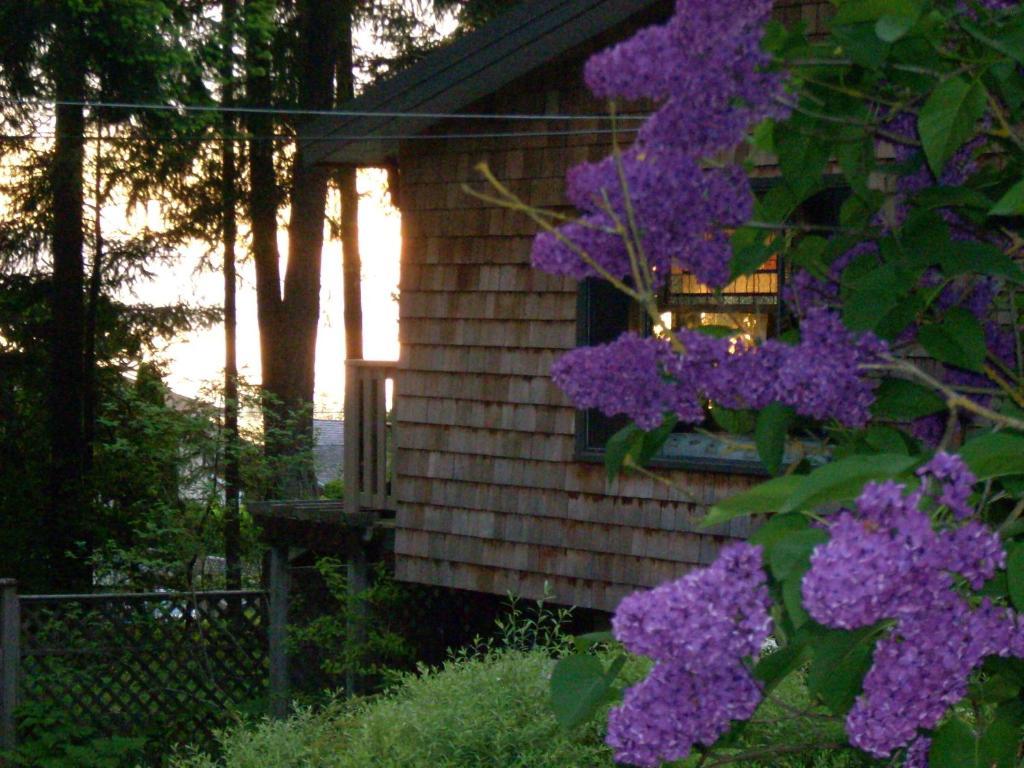 At Nautica Tigh Private Keypad Entrances Bed & Breakfast Qualicum Beach Exterior photo