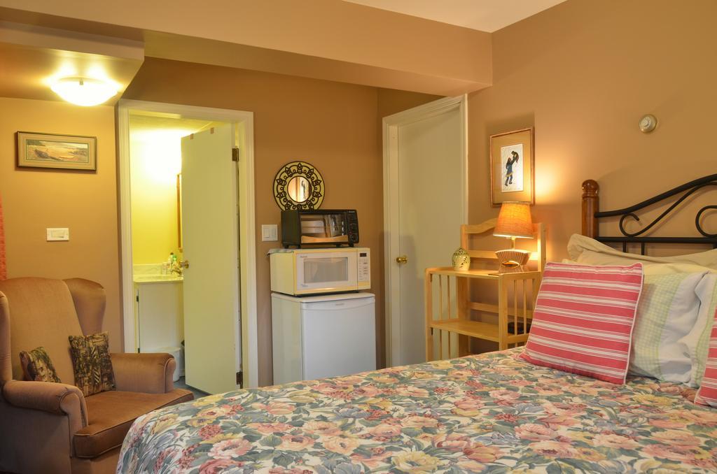 At Nautica Tigh Private Keypad Entrances Bed & Breakfast Qualicum Beach Exterior photo