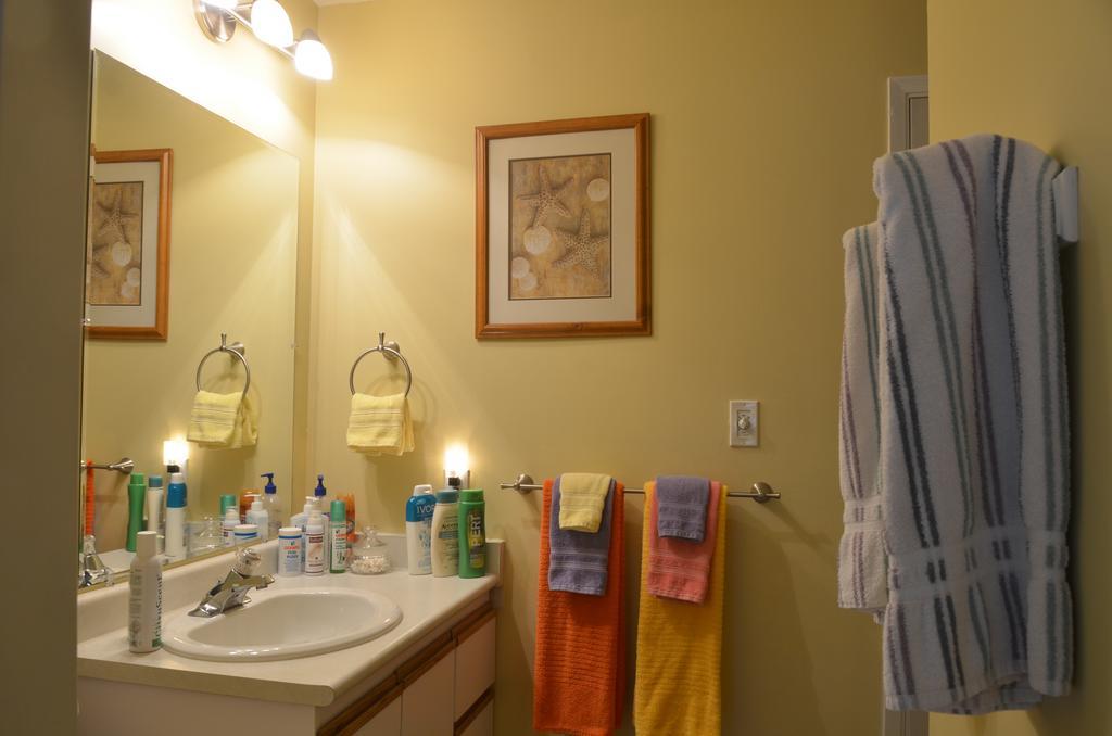 At Nautica Tigh Private Keypad Entrances Bed & Breakfast Qualicum Beach Exterior photo