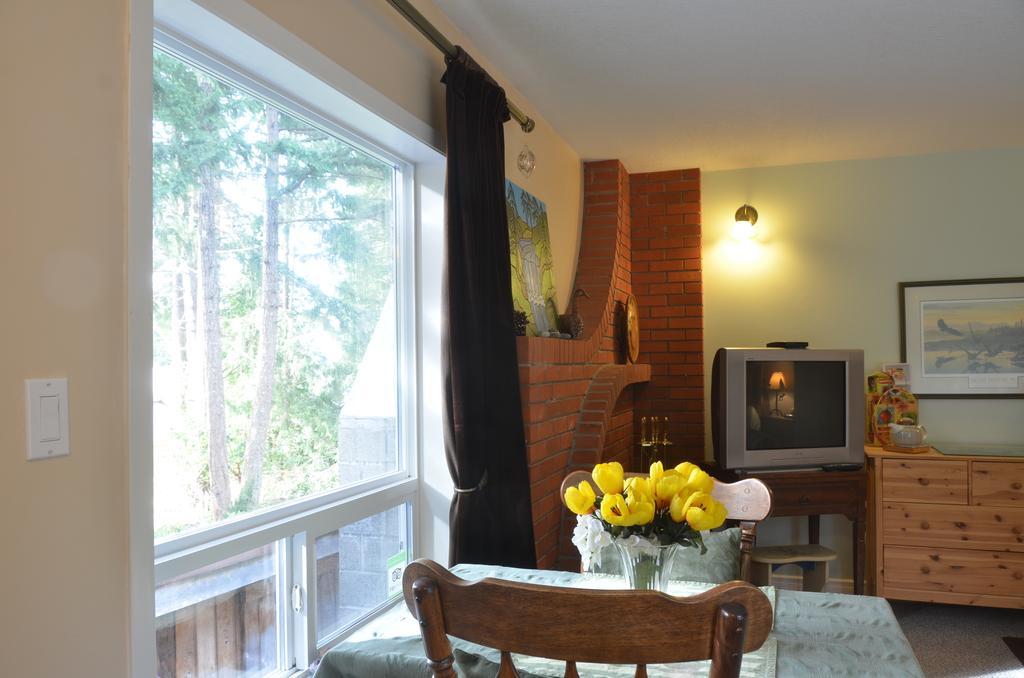 At Nautica Tigh Private Keypad Entrances Bed & Breakfast Qualicum Beach Exterior photo