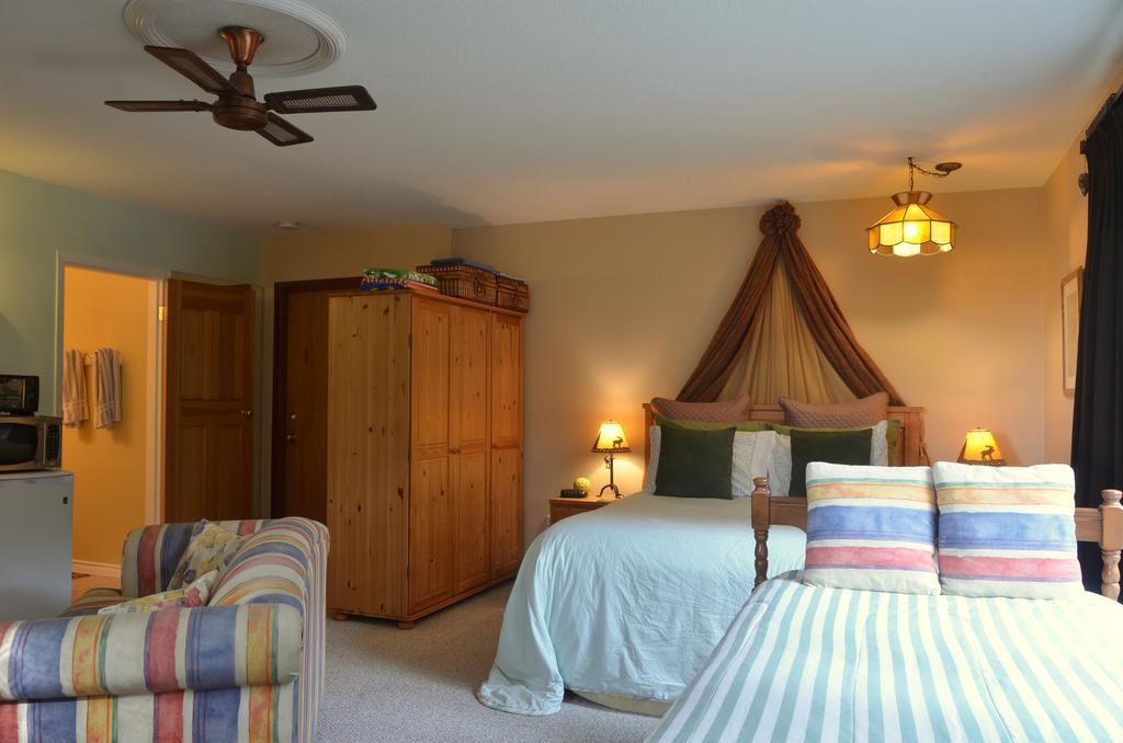 At Nautica Tigh Private Keypad Entrances Bed & Breakfast Qualicum Beach Exterior photo
