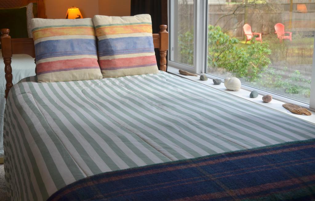 At Nautica Tigh Private Keypad Entrances Bed & Breakfast Qualicum Beach Exterior photo