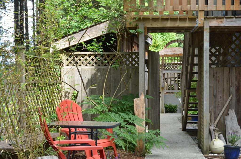 At Nautica Tigh Private Keypad Entrances Bed & Breakfast Qualicum Beach Exterior photo