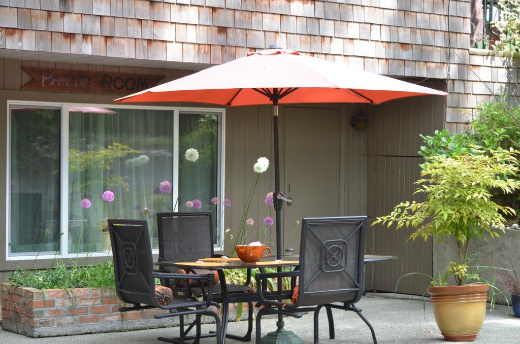 At Nautica Tigh Private Keypad Entrances Bed & Breakfast Qualicum Beach Exterior photo