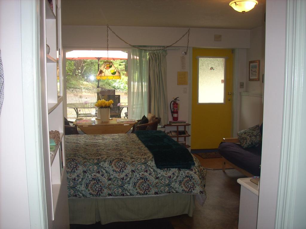 At Nautica Tigh Private Keypad Entrances Bed & Breakfast Qualicum Beach Exterior photo