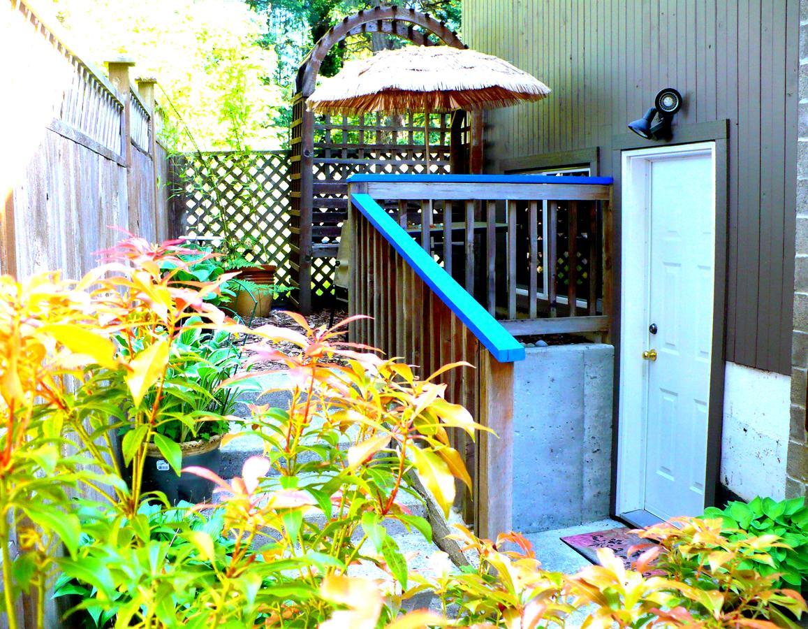At Nautica Tigh Private Keypad Entrances Bed & Breakfast Qualicum Beach Exterior photo