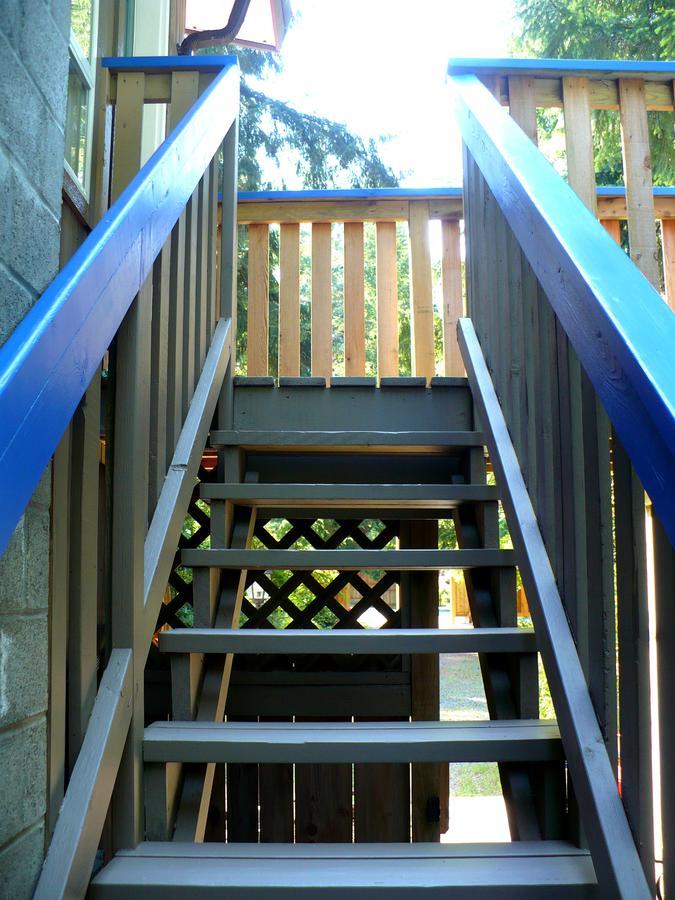 At Nautica Tigh Private Keypad Entrances Bed & Breakfast Qualicum Beach Exterior photo